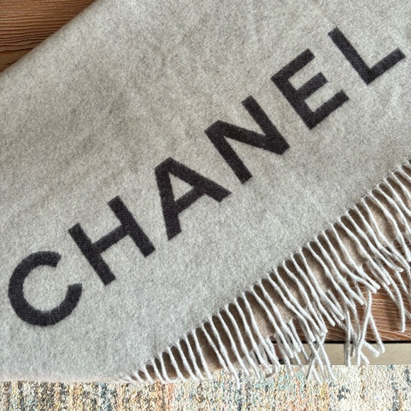 Gorgeous Women’s Authentic Chanel 100% Cashmere Scarf - 2023 Collection - Picture 1 of 4